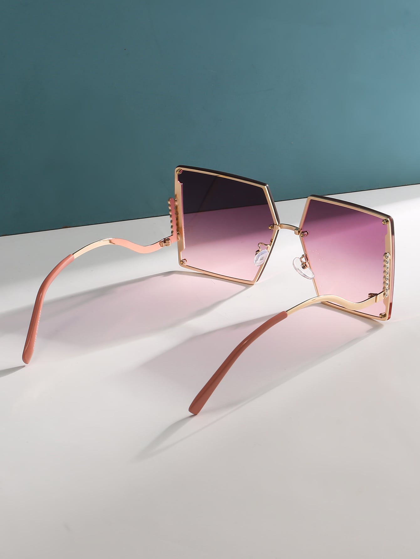 Chic Square Studded Frame Sungasses